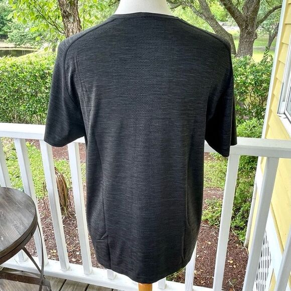 Lululemon Vented T Shirt with graphic design. Charcoal. Size XL - Picture 2 of 5